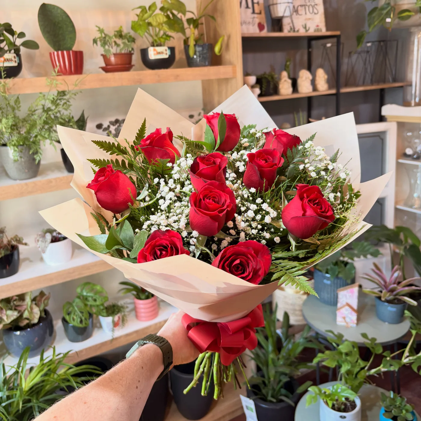 Buquê real da Bamboo com rosas vermelhas e embalagem clara