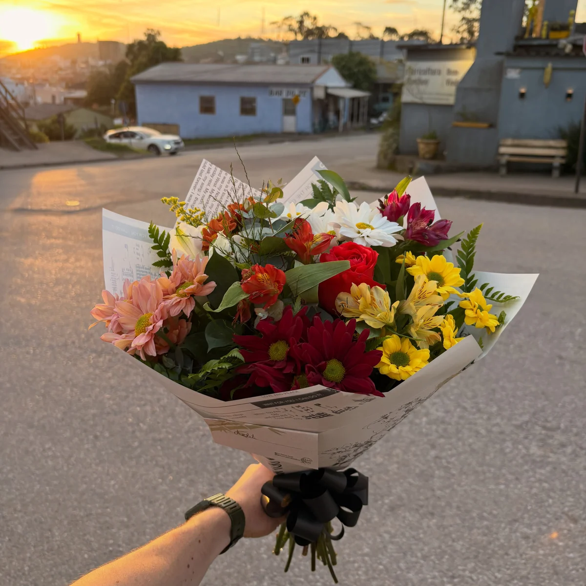 Buquê real da Bamboo com flores coloridas ao pôr do sol em Canguçu